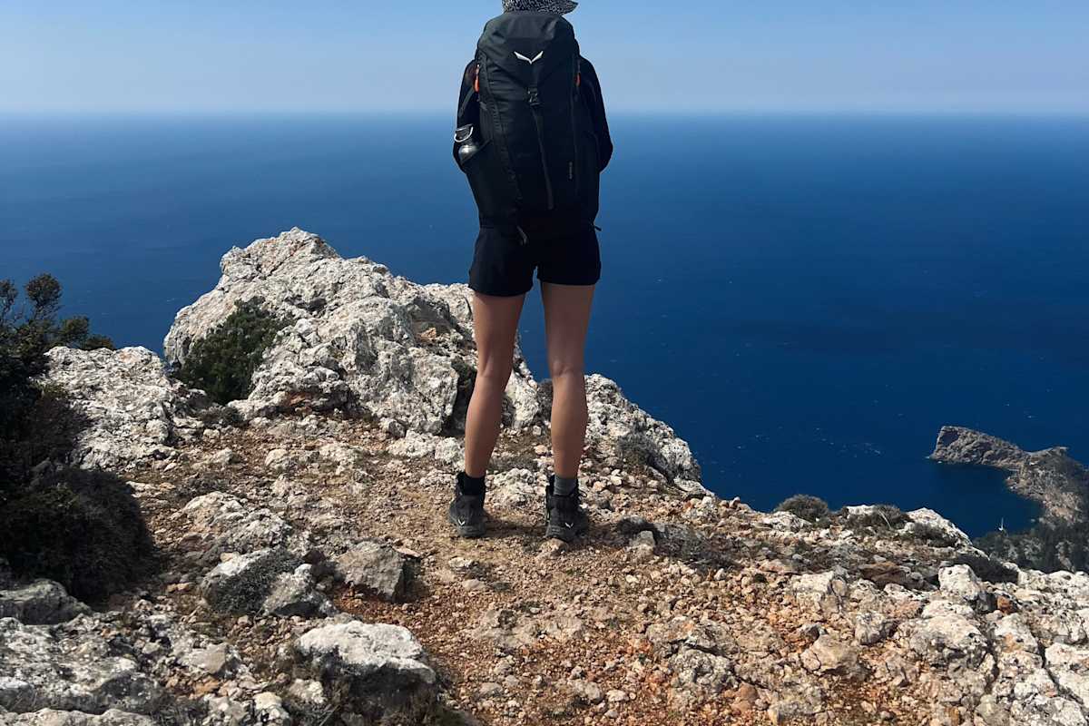 Packe beim Trekking nur das Notwendigste ein und achte sorgfältig auf das Gewicht deines Rucksacks.