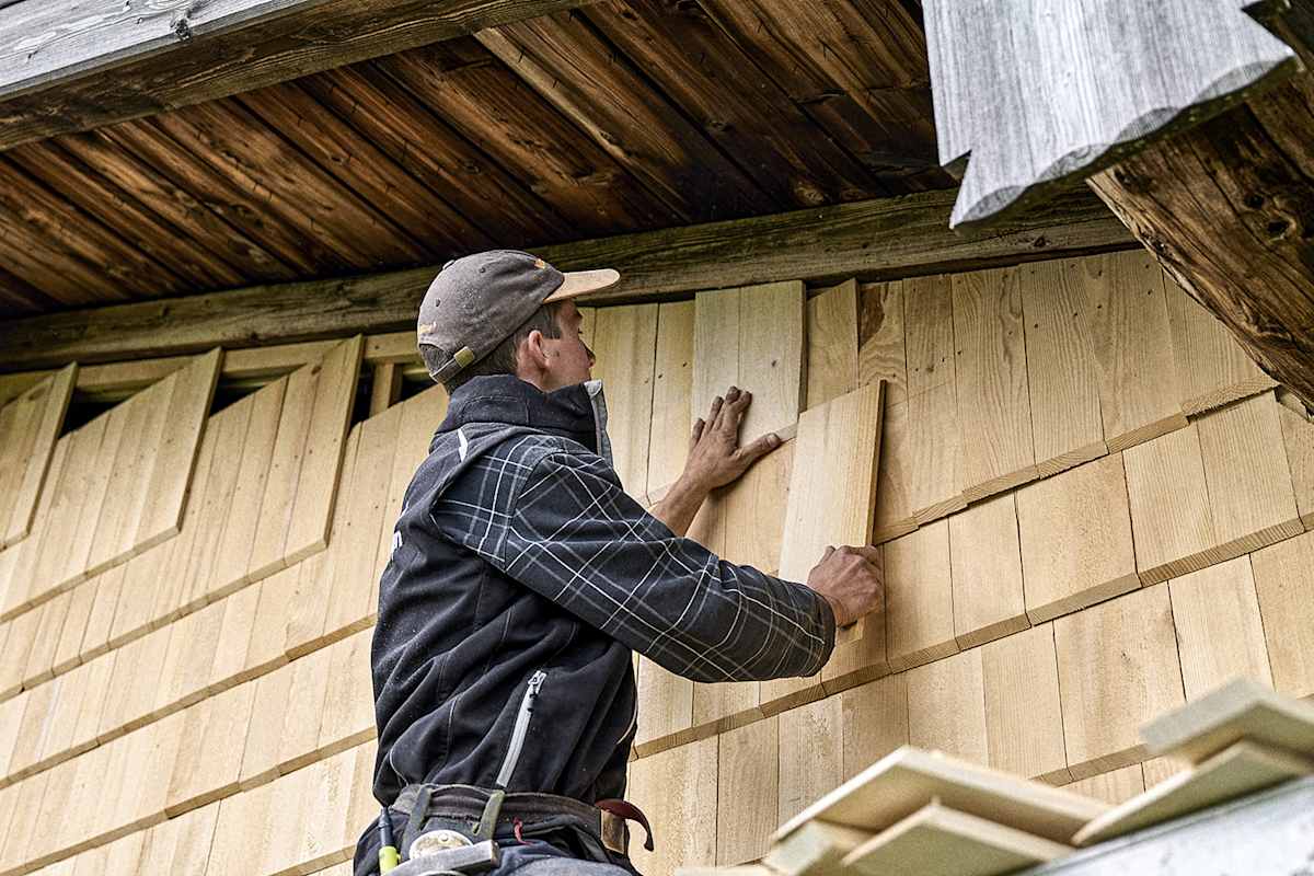 Im Herbst werden die Gebäude mit neuen Schindeln winterfest gemacht.