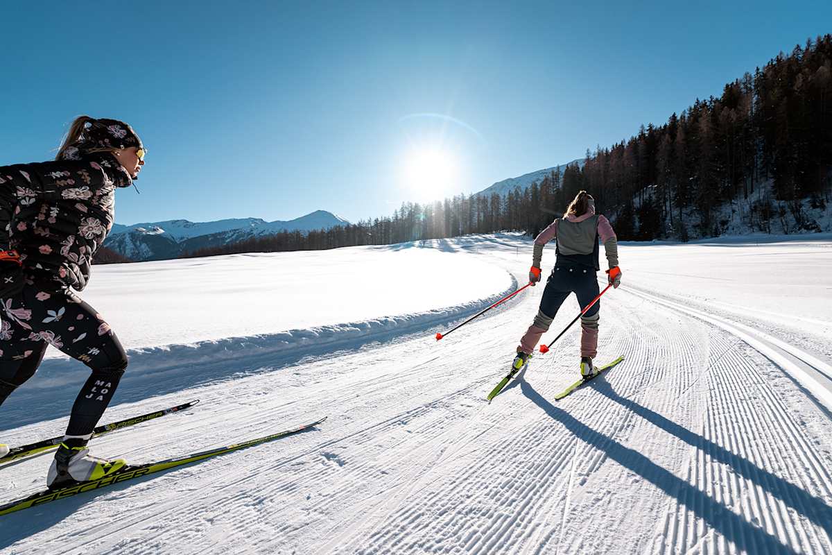 Auf der Loipen-Safari in Graubünden werden Loipen aus fünf Regionen mithilfe des öffentlichen Verkehrs zu einer durchgehenden Mehrtagestour verbunden