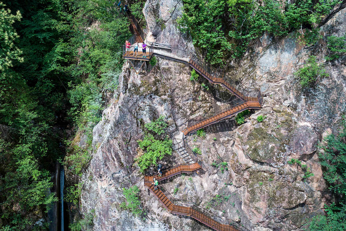 Die Themen- und Rundwanderwege in Kaltern am See – wie beispielsweise auf dem Aussichtsplateau in der Rastenbachklamm – laden zu Weitblicken ein.
