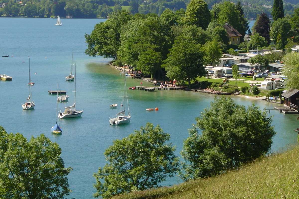 Der Camping Grabner liegt am Ufer des Attersees.