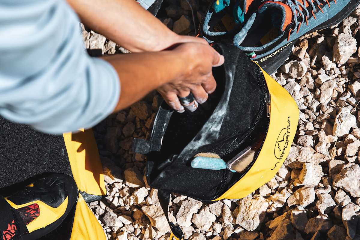 Chalk – gelöstes Magnesiumcarbonat – hält deine Hände während des Kletterns trocken