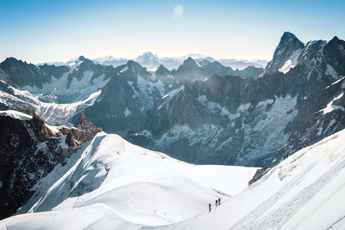 Drei Bergsteiger und ein atemberaubendes Panorama.