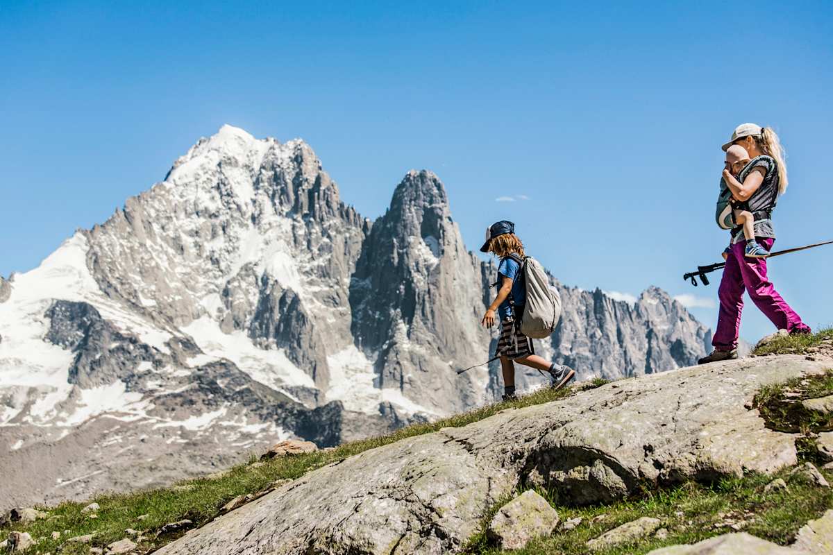 Eine Familie und ein wunderschönes Bergpanorama.