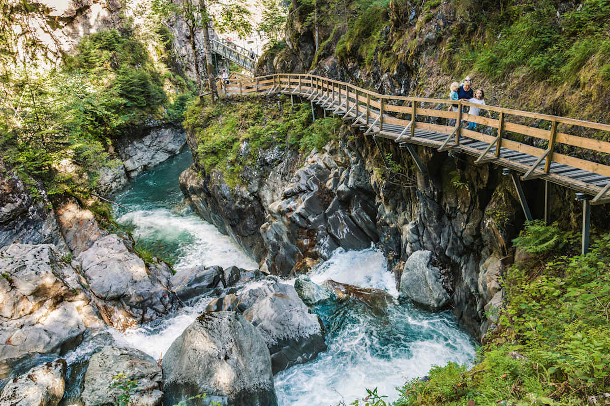 Ein Weg über die atemberaubende Schlucht.