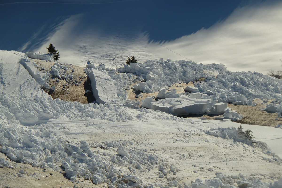 Nass- und Gleitschneelawinen lösen sich in den meisten Fällen spontan, d.h. ohne künstliche Zusatzbelastung. 