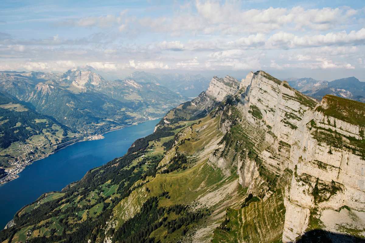 Blauer Himmel und blaues Wasser sind ein wunderbarer Anblick.