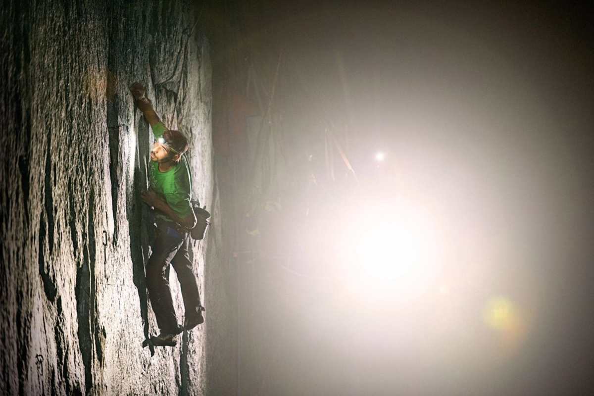 Kevin im Licht der Stirnlampe: Geklettert wurde in der Nacht