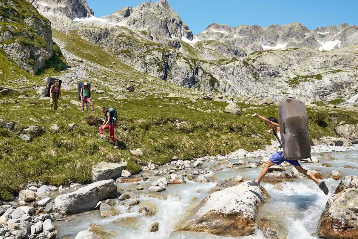 Die Kletterer beim überqueren des Baches.