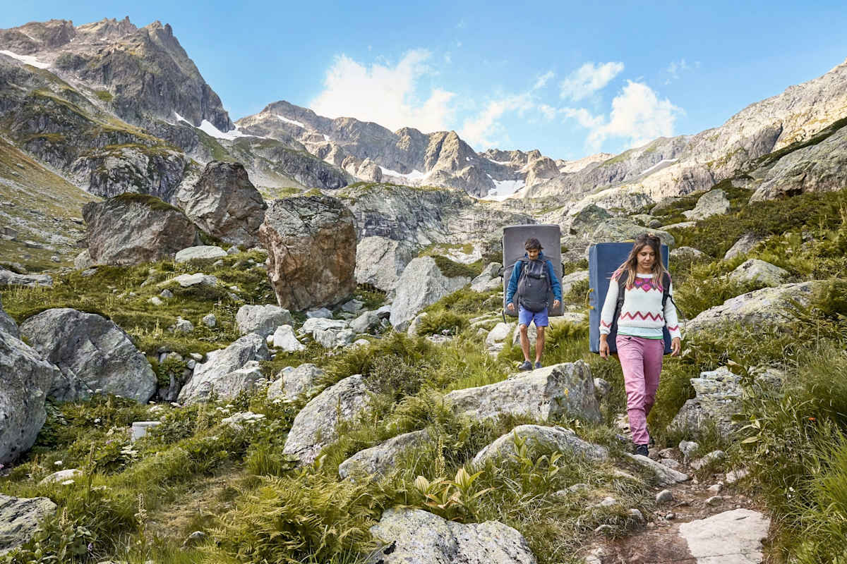 Die Kletterer am Weg zum nächsten Felsen.