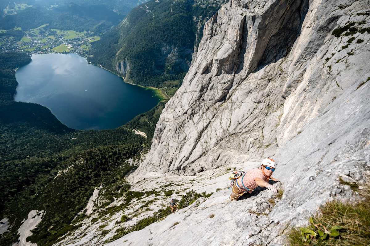 Was für eine Kulisse: Klettern über dem Altausseer See im Salzkammergut