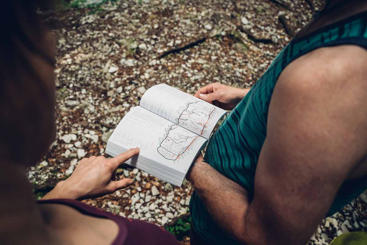 Passende Routen findest du in einem Kletterführer