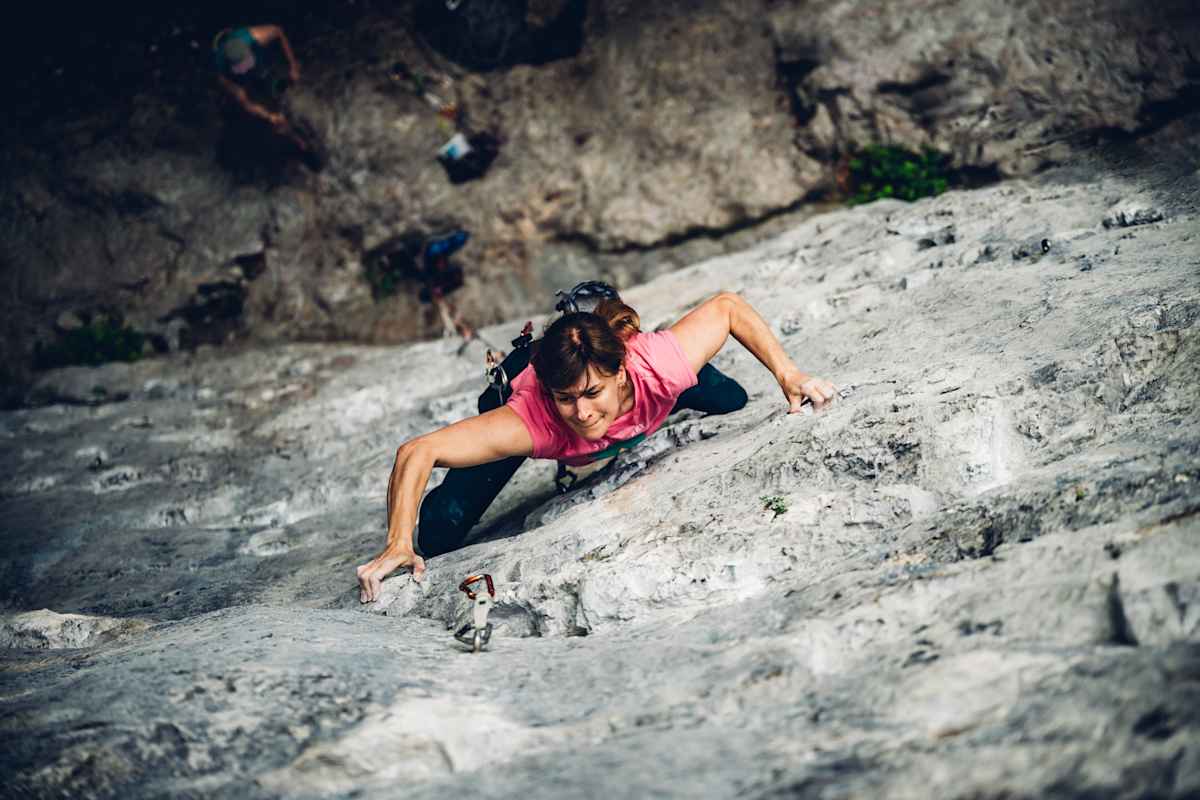 Die Route bestimmt das Tempo: Klettere schwierige Stellen zügig und intuitiv und nutze leichte Passagen, um zu verschnaufen