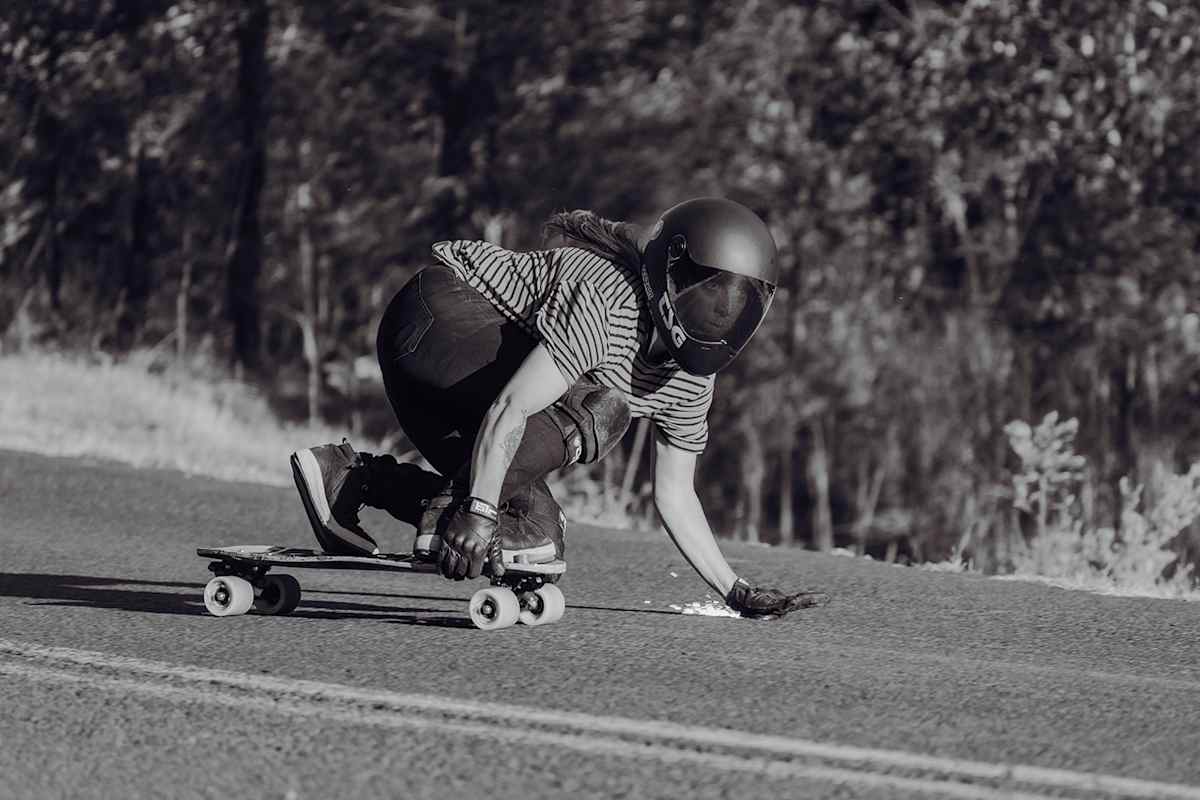 Geschmeidig und konzentriert skatet Anna Pixner über die Straßen.