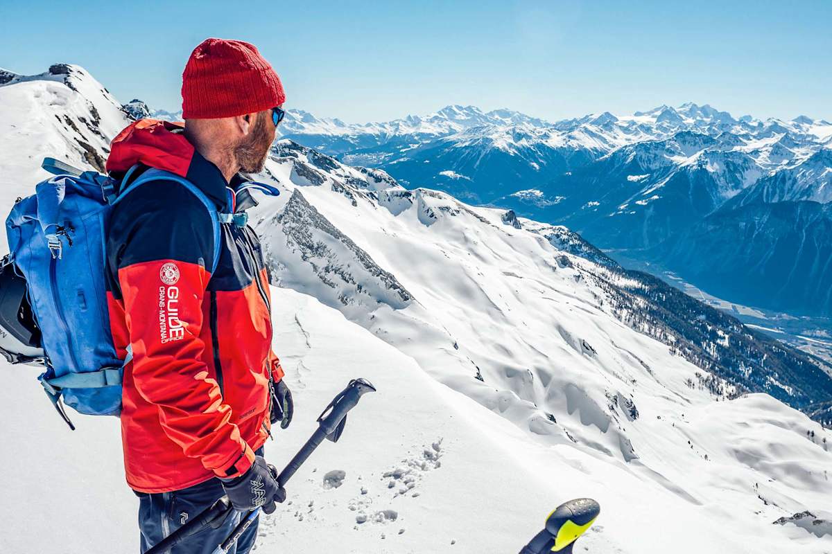 Der Bergführer blickt in die Ferne.