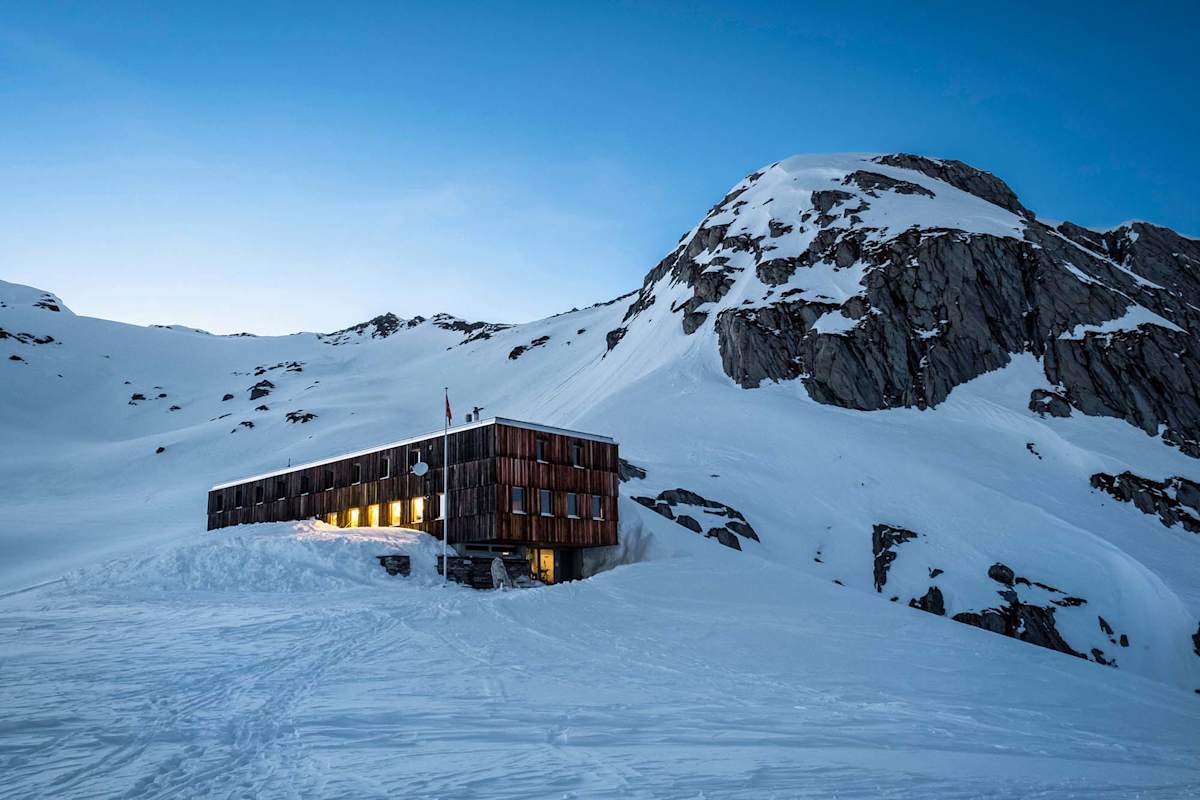 Die Cristallinahütte in der Dämmerung