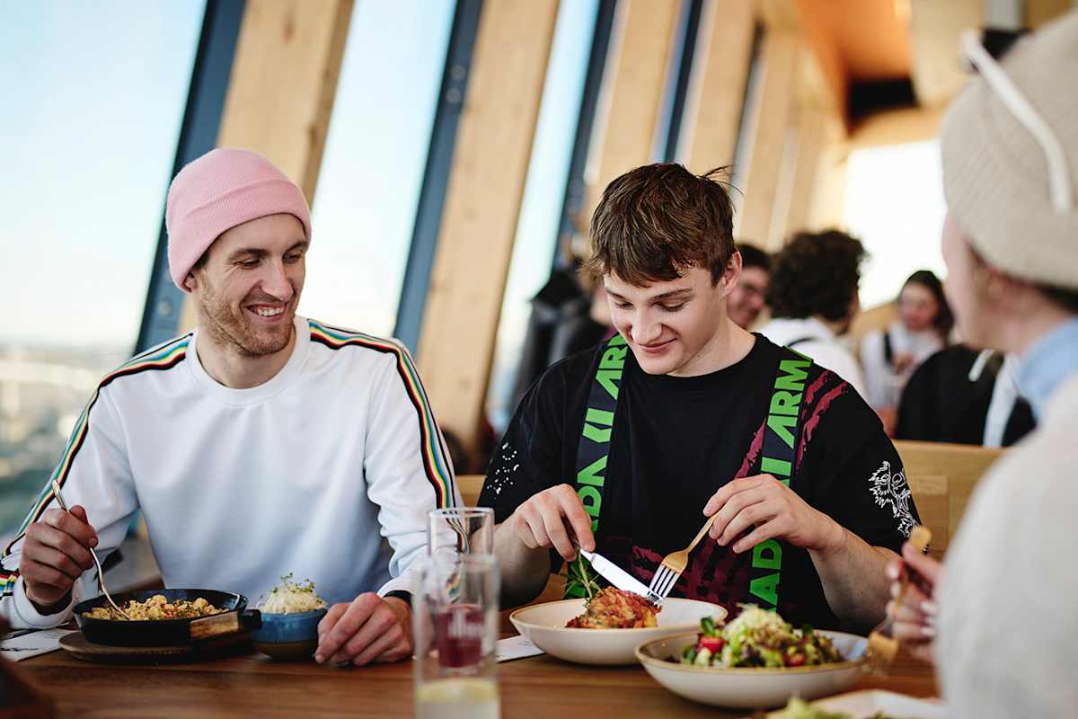 Nach dem Auspowern schmeckt die Stärkung im EAGLE-Restaurant besonders gut.