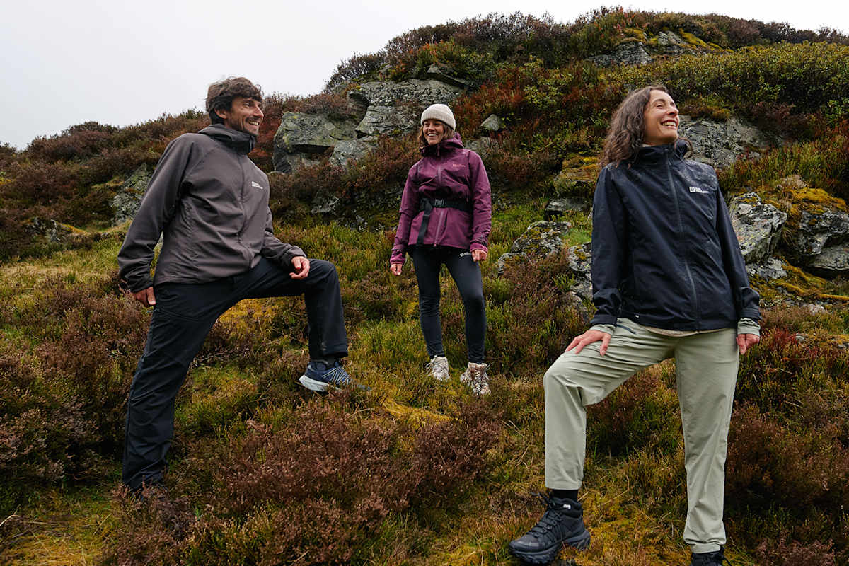 Drei junge Menschen genießen die Natur in den Bergen mit ihren Wild Hike Wanderschuhen.