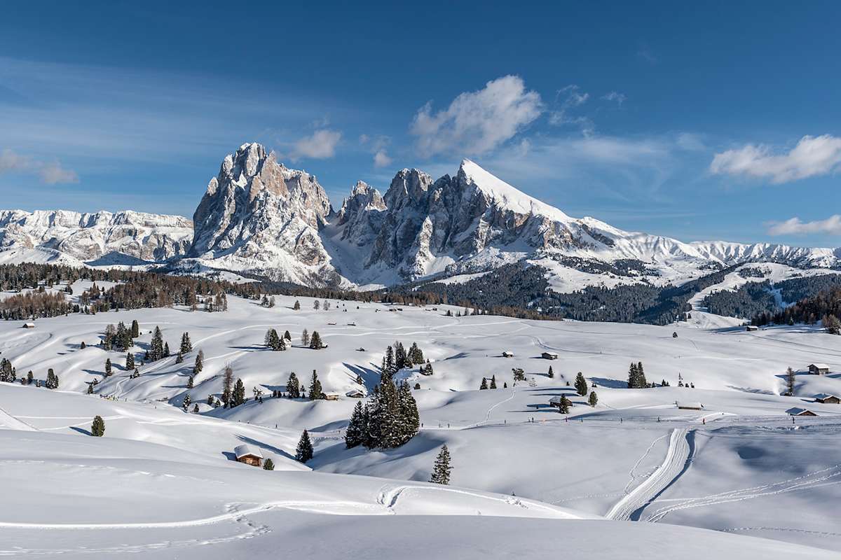Die verschneite Seiser Alm mit Bergen der Dolomitenregion.