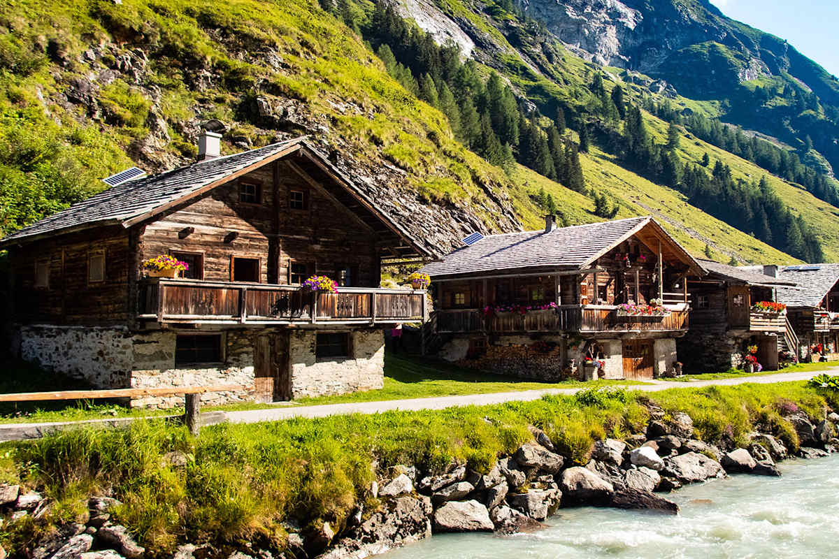 Am Gletscherweg Innergschlössl wandert man vorbei an urigen Hütten.