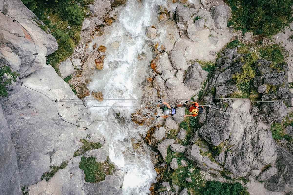 Zwei Kletterer auf einer Seilbrücke.