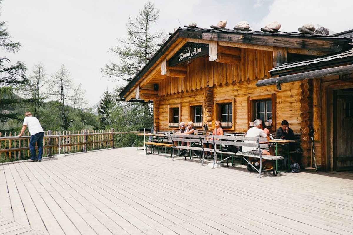 Holzhaus mit Gastgarten