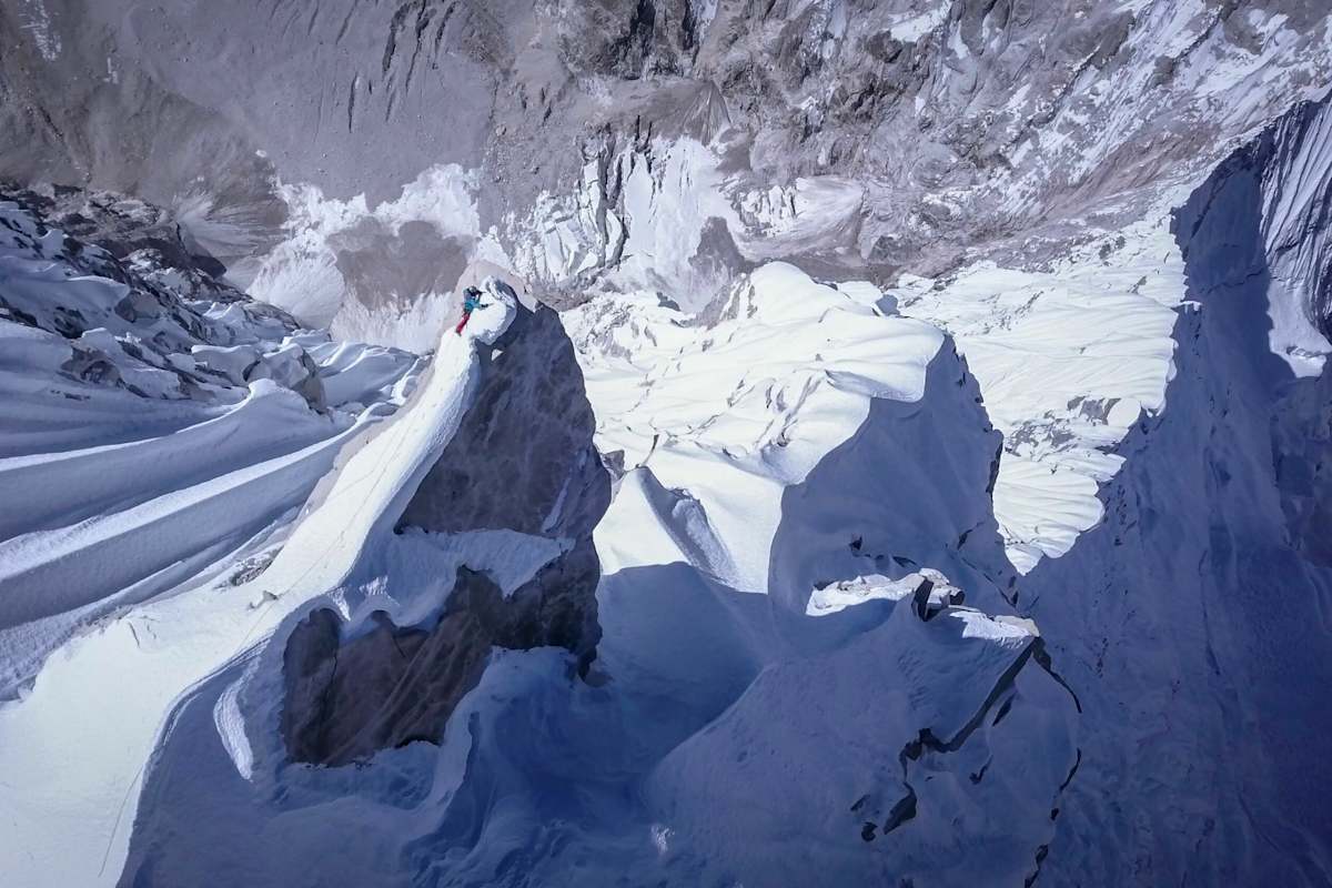 David kämpft sich durch das schwierige Gelände unterhalb des Gipfels