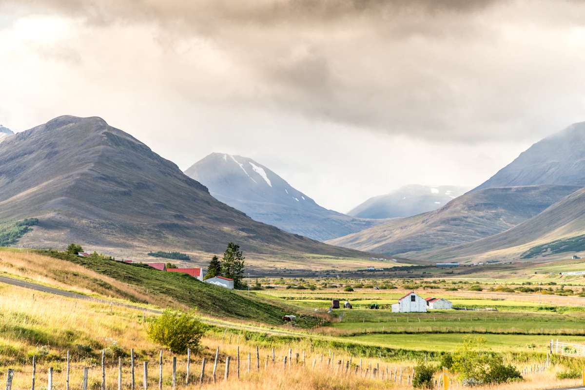 Die isländischen Gehöfte zwischen Hügeln