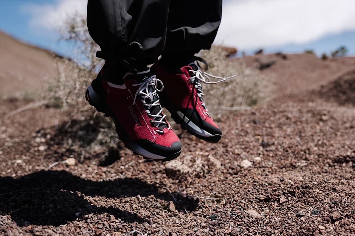 Der neue Vernale Hike Low GTX in Burgunder Rot in Action.