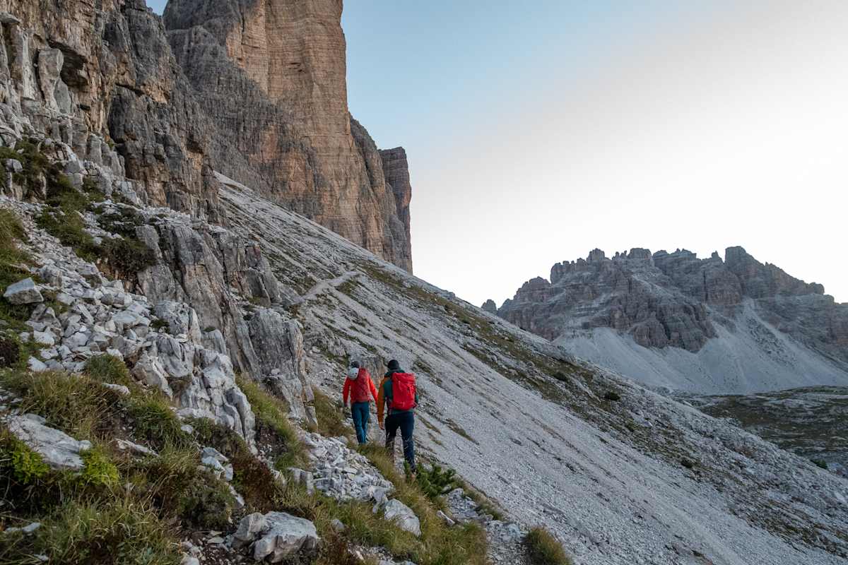 Geröllfeld mit Bergsteigern bei den Drei Zinnen