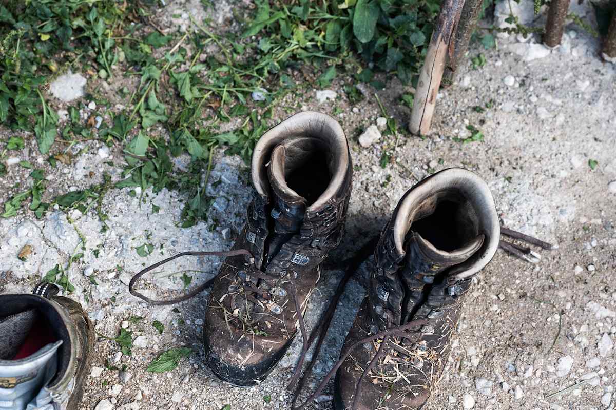 Hohe Wanderschuhe schützen zwar nicht unbedingt vorm Umknöcheln, dafür aber vor Schmutz und Nässe.