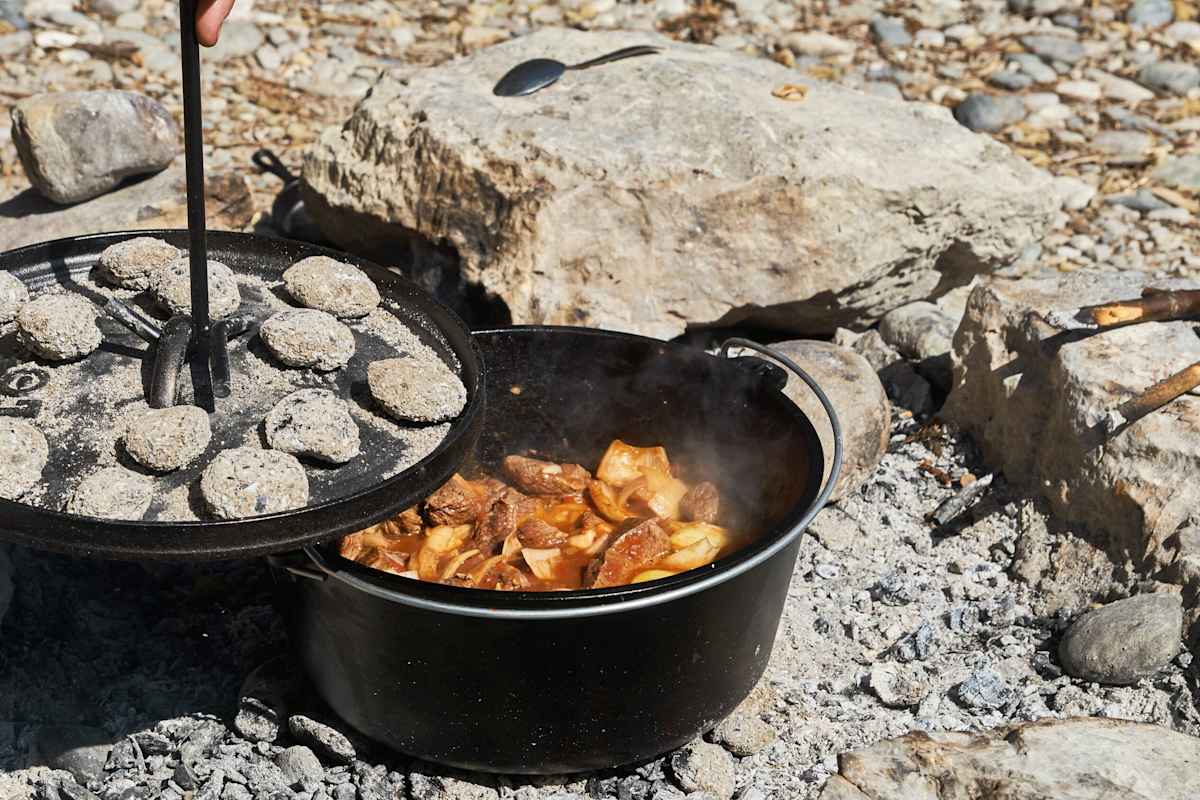 Backofen und Bräter: Der Dutch Oven von Lodge für die Outdoor-Küche