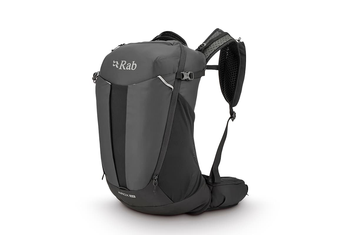 Zu sehen ist der schwarze Airox Tagesrucksack von Rab.