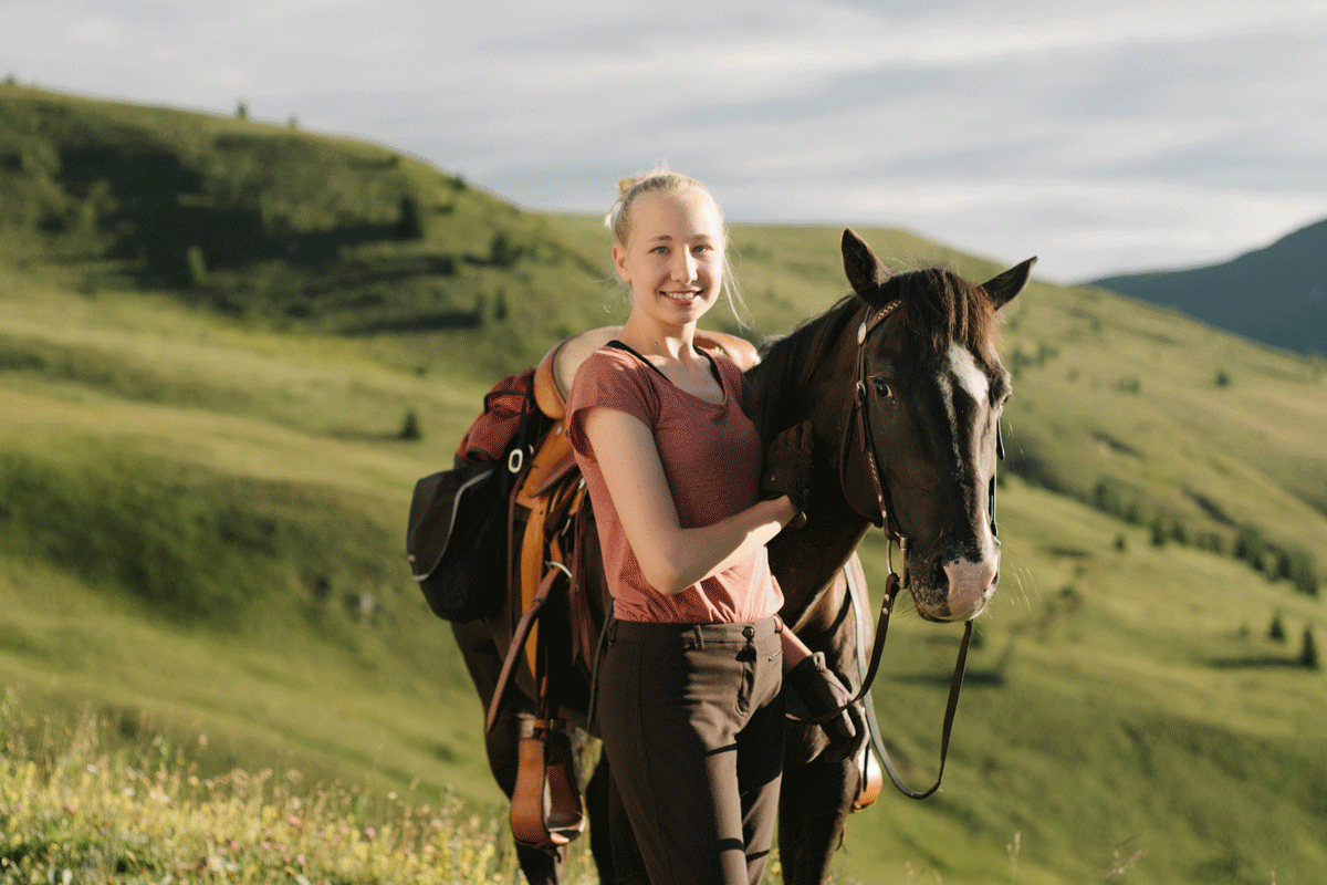 Nach sechs Stunden im Sattel tun ein paar Schritte zu Fuß gut. Nicht nur dem Pferd (Appaloosastute Blacky), auch der Reiterin (Theresa).