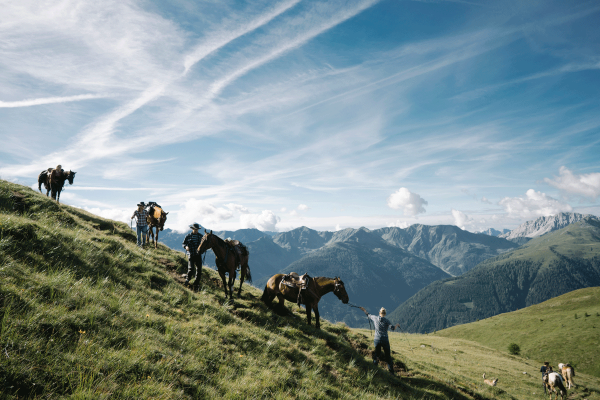 Ein Pferd über steiles Gelände bergab zu führen will gelernt sein. Wenn es ins Rutschen kommt, kann es gefährlich werden.