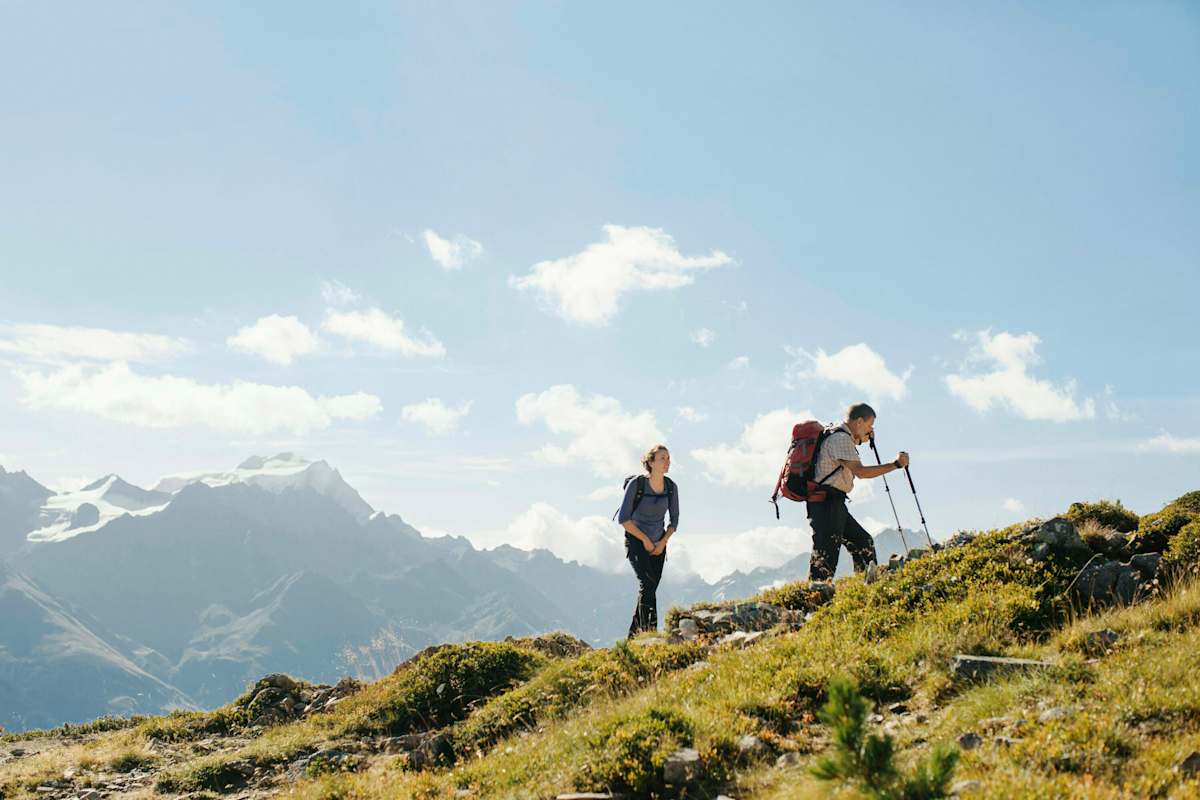 Zwei Wanderer machen sich auf den Weg zur Hütte.