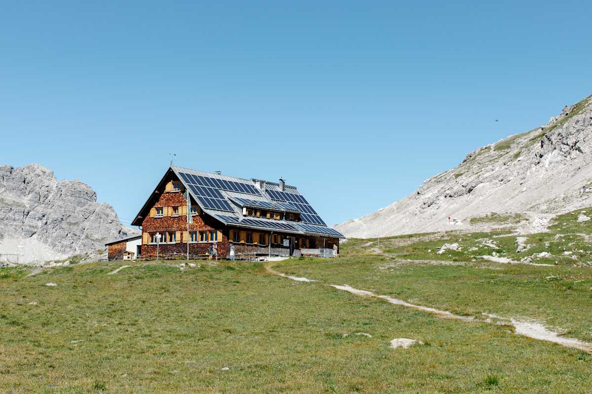 Blick auf die Göppingerhütte in den Vorarlberger Bergen, eine urige Holzhütte