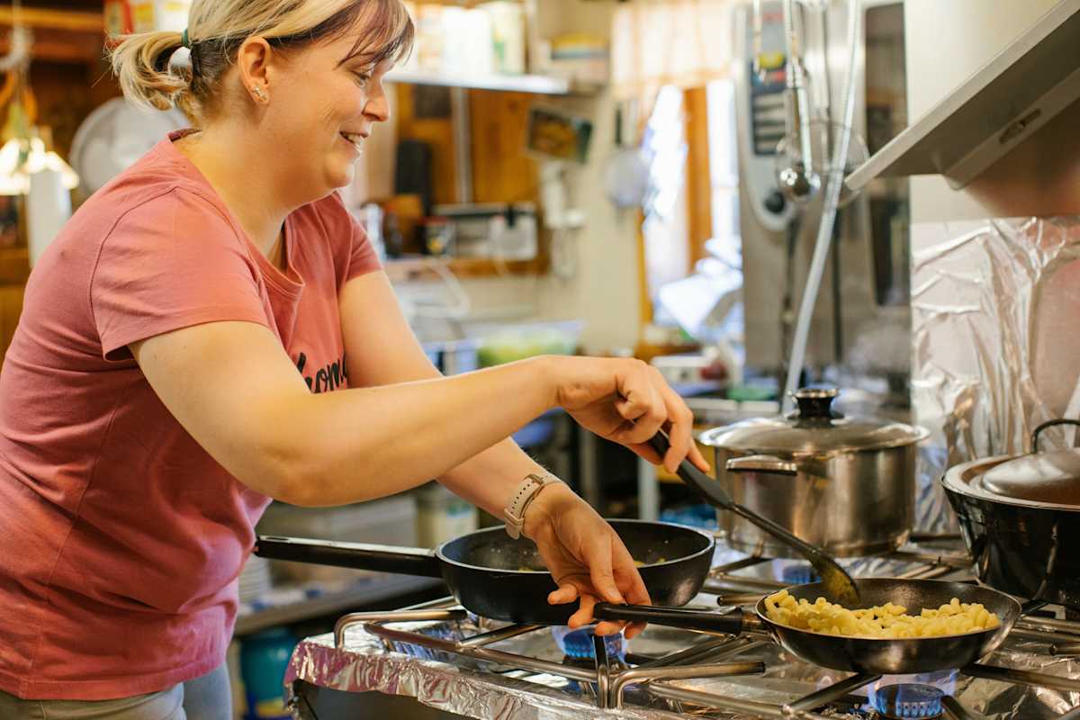 Hüttenwirtin Alexandra Isser packt in der Küche der Neuen Magdeburger Hütte in Tirol mit an.