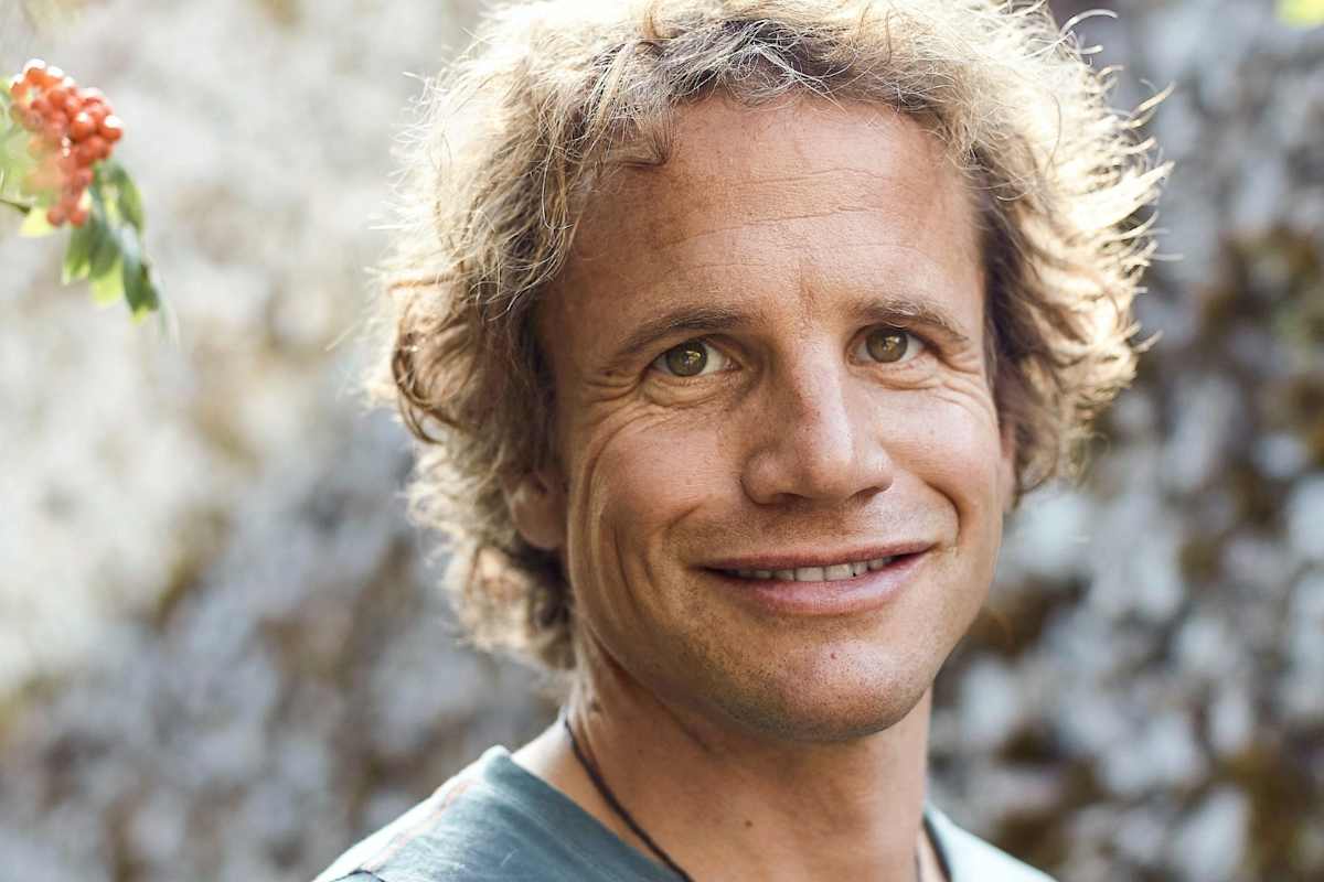 Der Alpinist posiert für das Foto.