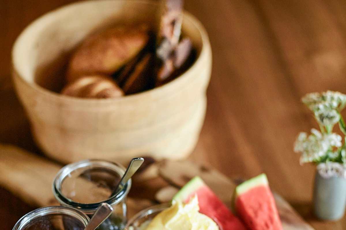 Frühstück serviert auf einem Brett.