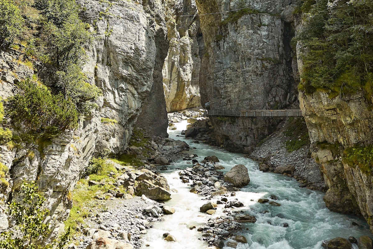 Eine Schlucht durch die ein Fluss führt.