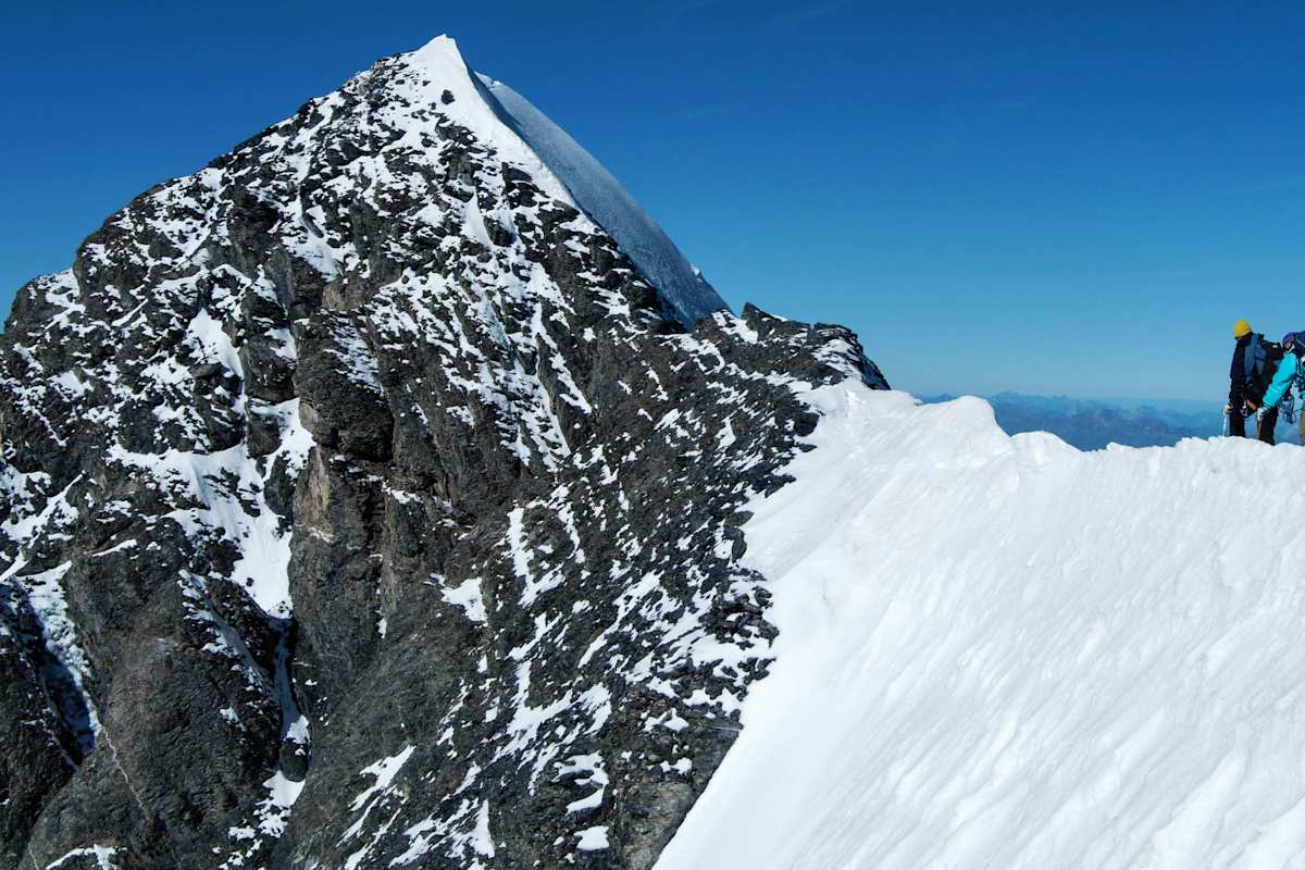 Bergsteiger am Eiger in den Berner Alpen: Ein schneebedeckter Mittellegigrat