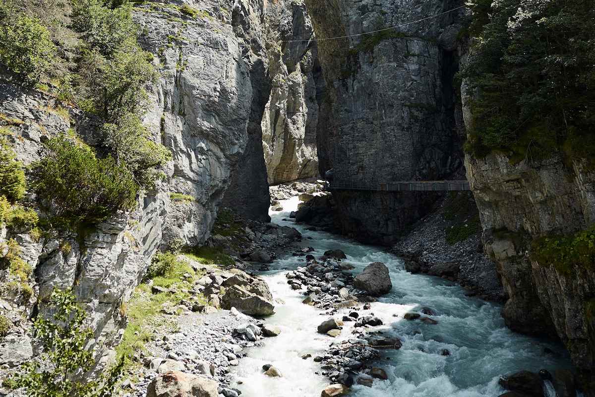 Über Brücken und Leitern führt der beeindruckende Weg durch die Gletscherschlucht