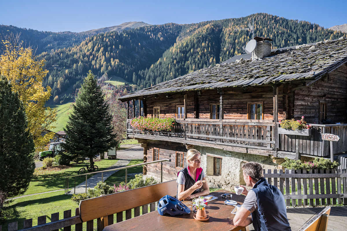 Von Hütte zu Hütte: Im Herbst zeigt sich das Südtiroler Gsiesertal von seiner goldenen Seiten.