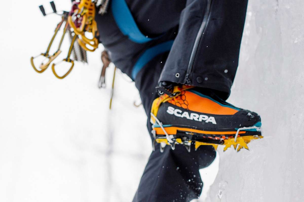 Eine Kletterer in voller Montur.