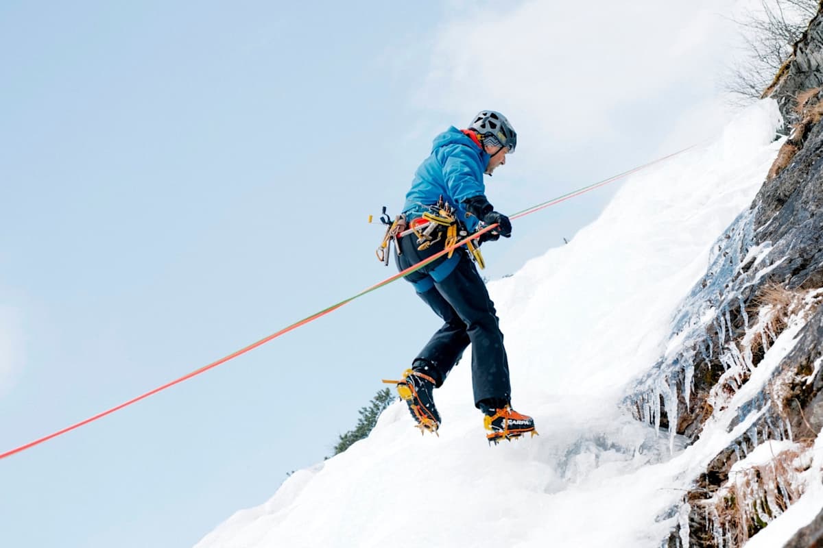 Ein Kletterer beim Abseilen.