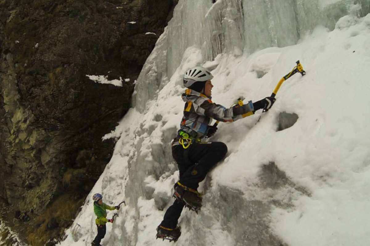 Taschachschlucht in Tirol: Kinder am Eisklettern