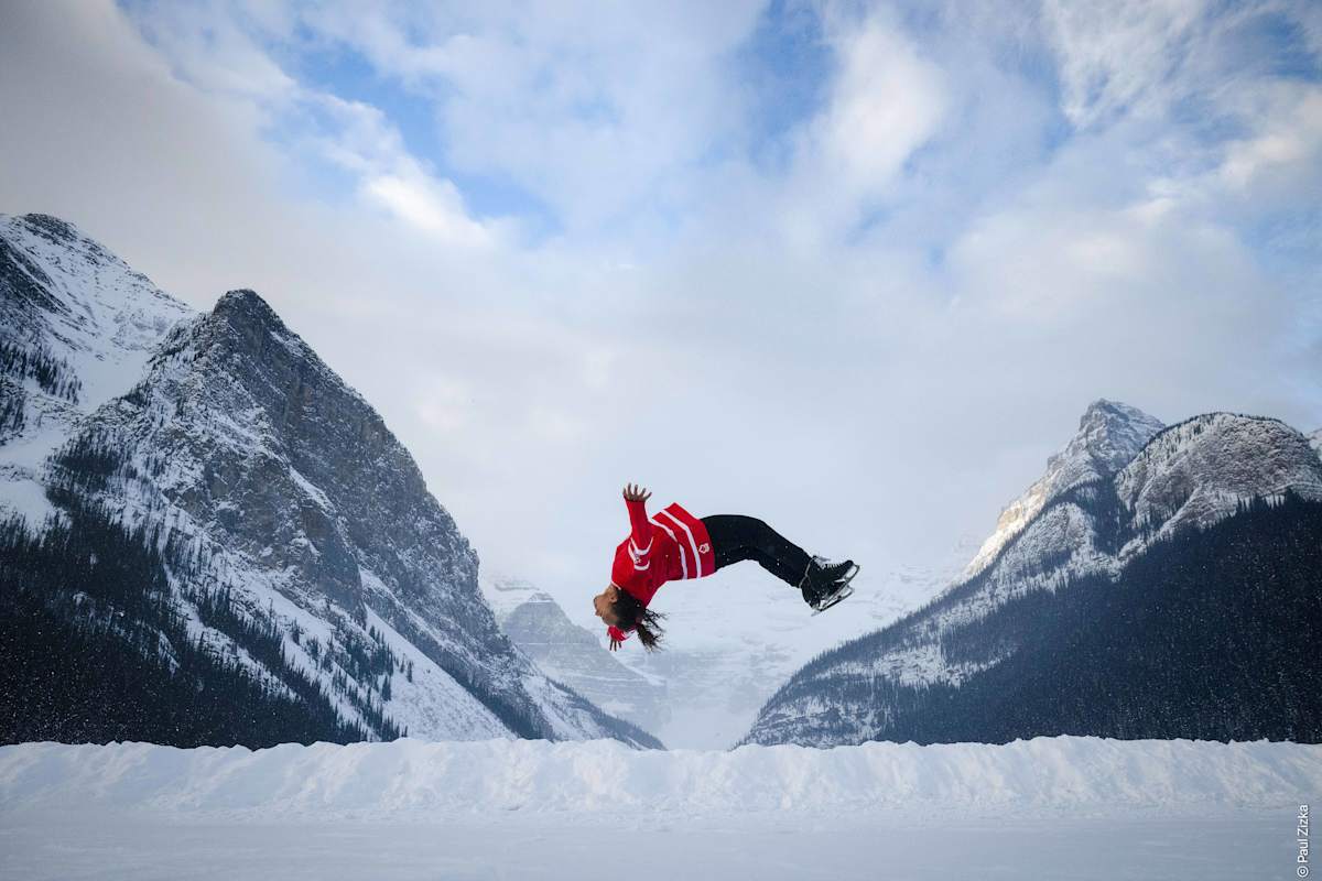 Elladj Baldé beim Eiskunstlauf mitten in der Natur auf wildem Eis.