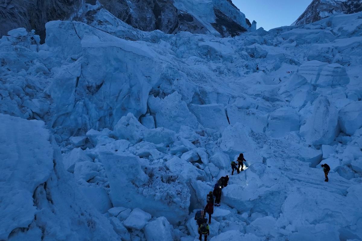 Bergsteiger am Mount everest im Khumbu-Eisbruch