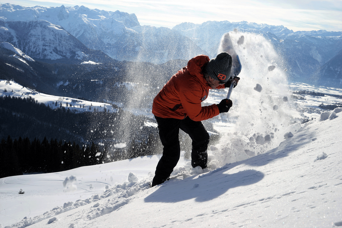 Effizientes Schaufeln mit der Ortovox Shovel Kodiac Sa